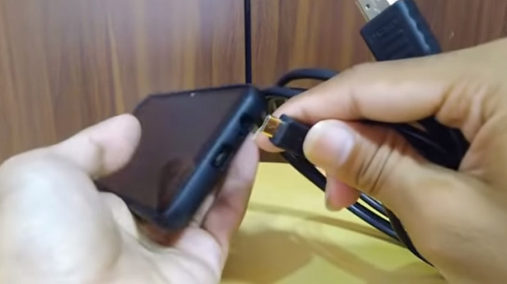 Hubungkan kabel HDMI ke laptop atau smartphone