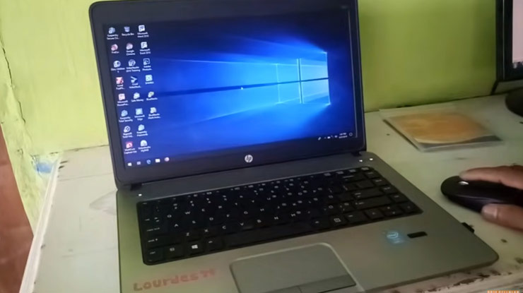 nyalakan laptop dan juga TV yang akan disambungkan