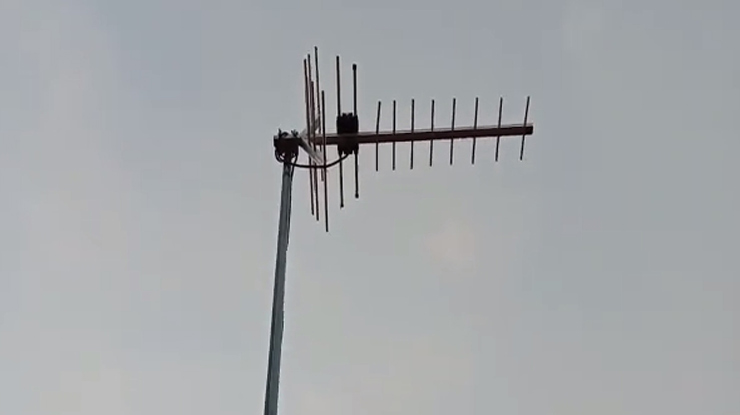 pasang antena diluar ruangan pasang memakai tiang yang tinggi