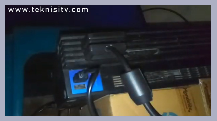 hubungkan kabel charger ke port USB PS2