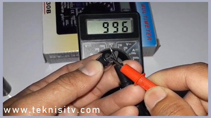 lihat pada layar display multimeter digital berapa nilai kapasitansi elco